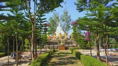 Heykeller pagoda avluda Buda heykeli
