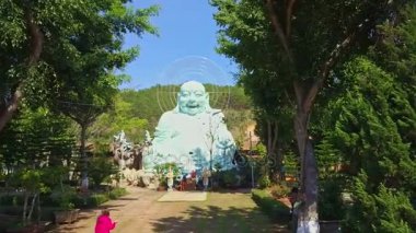 Buda gülen büyük heykel