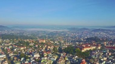 renkli binalar ile modern tropikal şehir