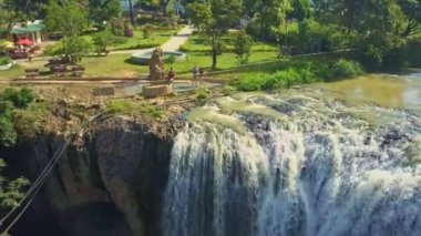 tropik bitkiler arasında çalışan ünlü şelale