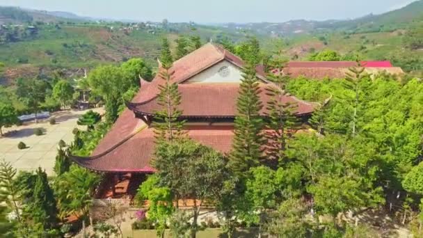Ancient temple with red roof and courtyard — Stock Video