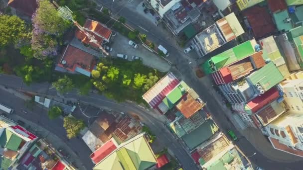 Stadtstraßen mit farbigen Dächern und Straßen — Stockvideo