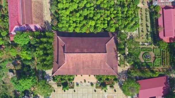 Oude tempel met rood dak en binnenplaats — Stockvideo