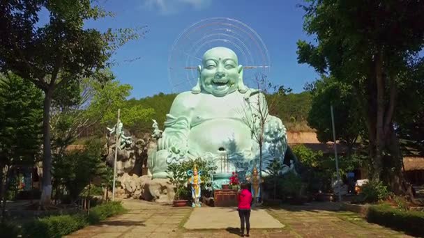 Stor skulptur av skrattande Buddha — Stockvideo