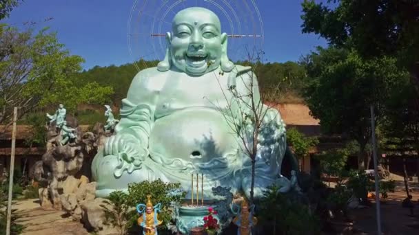 Gran escultura de Buda riendo — Vídeos de Stock