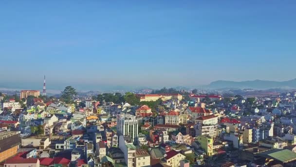 Σύγχρονη τροπική πόλης με τα χρωματιστά κτίρια — Αρχείο Βίντεο