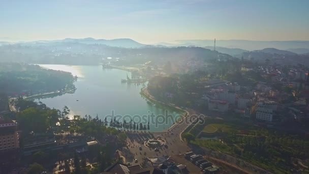 Lago entre la ciudad moderna — Vídeo de stock