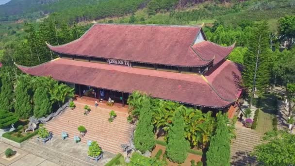 Ancient temple with red roof and courtyard — Stock Video