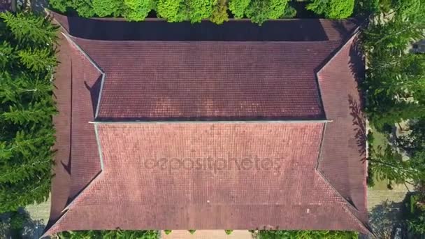 빨간 지붕과 마당 고 대 사원 — 비디오