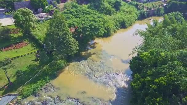 Fluss mit Stromschnellen, die in mächtigen Wasserfall münden — Stockvideo