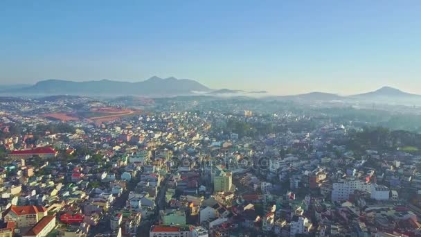 Cidade localizada em colinas verdes com edifícios — Vídeo de Stock