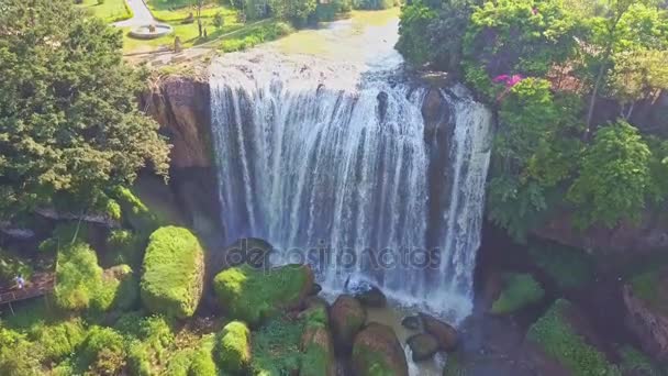 Famous waterfall running among tropical plants — Stock Video