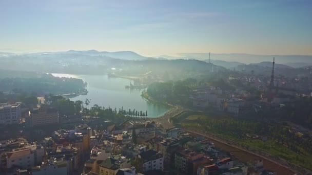 Lago entre la ciudad moderna — Vídeo de stock