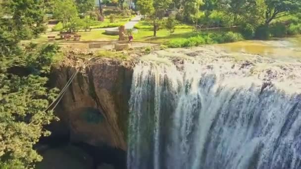 Berühmter Wasserfall inmitten tropischer Pflanzen — Stockvideo