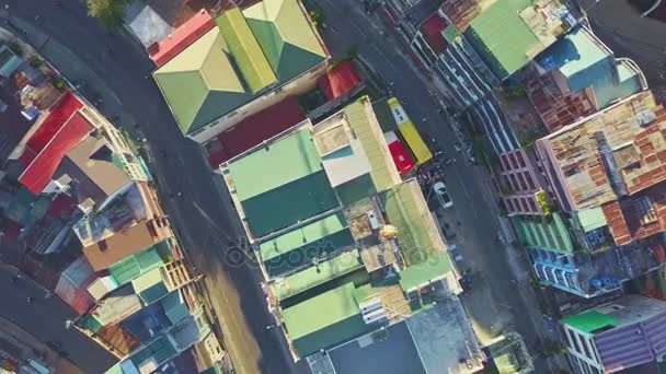Ulice miasta z kolorowe dachy i drogi — Wideo stockowe