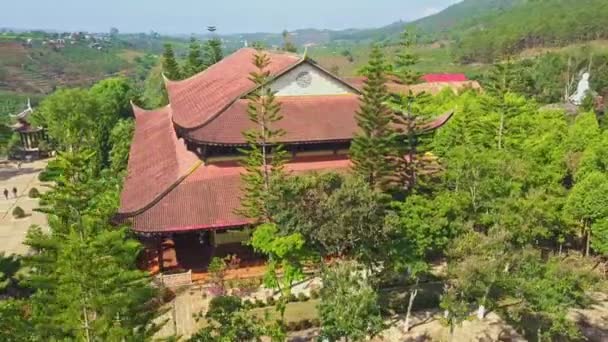 Ősi templom with a piros tető és udvar — Stock videók