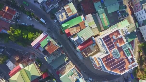 Улиц города с цветными крышами и дороги — стоковое видео