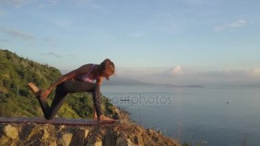 büyük uçurum üzerinde yoga yaparken kız 