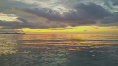 gündoğumu ile sınırsız deniz dalga sörf 