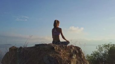 büyük uçurum üzerinde yoga yaparken kız 