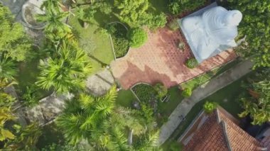 Tapınak avluda büyük Buda heykeli