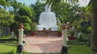 Tapınak avluda büyük Buda heykeli
