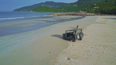 kum plajı üzerinde askeri jeep