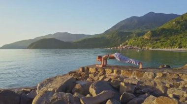 yoga kayalık plajda kız yok