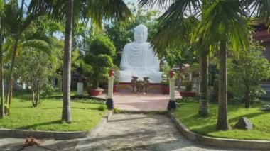 Tapınak avluda büyük Buda heykeli