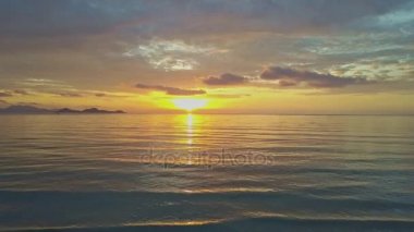 Sakin deniz dalga ile sörf gündoğumu karşı