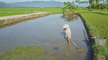 su salata sahada çalışan adam 