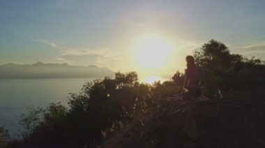büyük uçurum üzerinde yoga yaparken kız 