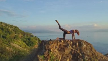 büyük uçurum üzerinde yoga yaparken kız 