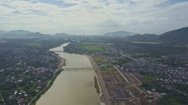 nehir köy alanlar arasında denize doluyor