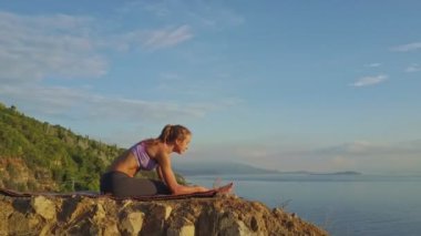 büyük uçurum üzerinde yoga yaparken kız 