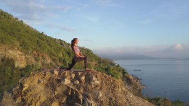 büyük uçurum üzerinde yoga yaparken kız 