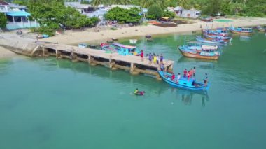 masmavi okyanus İskele tarafından Yüzme çocuklar