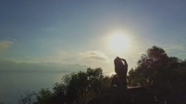 oturan kız ve sarp uçurum rahatlatır