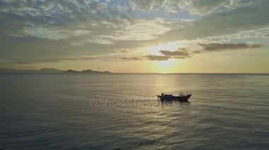 güneş doğarken okyanusta yelken balıkçı teknesi 