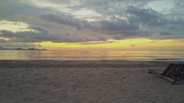 kum plaj kenar dalga sörf ile