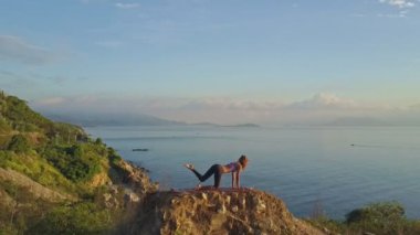 büyük uçurum üzerinde yoga yaparken kız 