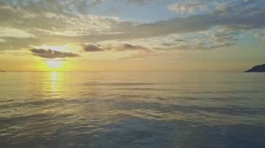 deniz manzarası ile resimsel altın gündoğumu birleştirme 