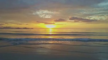 Kız kum plaj boyunca güneş doğarken çalışır.