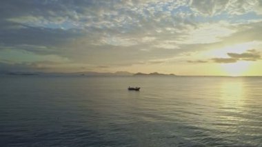 güneş doğarken okyanusta yelken balıkçı teknesi