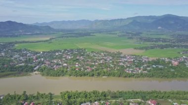 nehir bankalar pirinç tarlaları üzerinde köyleri ile