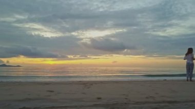 adam kumsalda kıza karşı sahilde yapar selfie