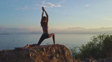 büyük uçurum üzerinde yoga yaparken kız 