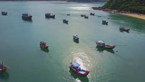 Bahía azul con barcos de pesca de madera — Vídeo de stock