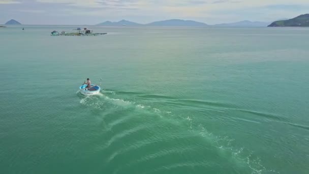 Bateau de pêche vietnamien dans la baie océanique — Video