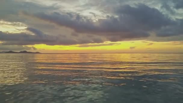 Surfové prkno na nekonečné moře s východem slunce — Stock video